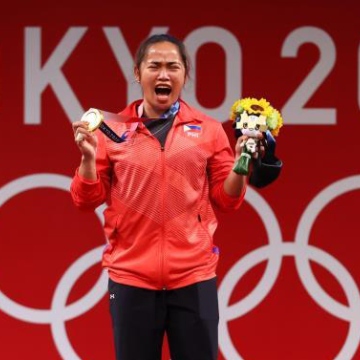 Photo: Weight lifter Hidilyn Diaz wins the Philippines' first golden medal!
