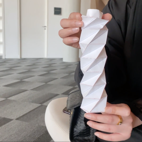  قارورة مياه صديقة للبيئة تُطوى وتوضع في الجيب بتصميم مهندسات إماراتيات!