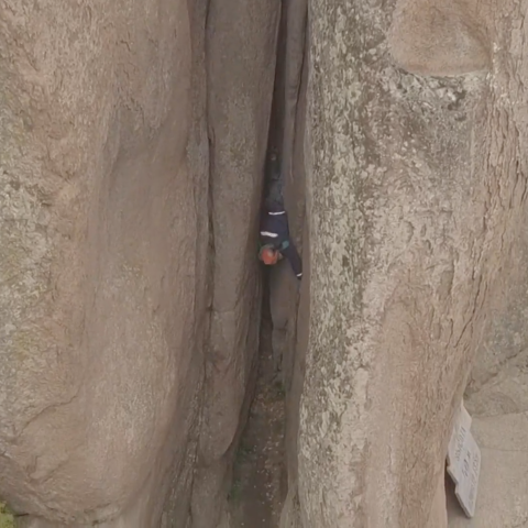 صور: "أندري ديدوخ".. متسلق صخور ستيني بلياقة بدنية ومهارة مذهلة