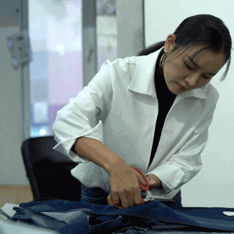 ${rs.image.photo} فنانة صينية تُعيد تدوير قماش الجينز إلى أعمال فنية رائعة
