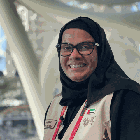 ${rs.image.photo} حمدة الزعابي، مديرة مدرسة سابقة تلتقي طالباتها كمتطوعة في إكسبو 2020 دبي