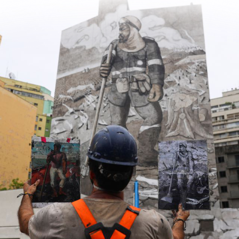 صور: فنان برازيلي يحتج ضد حرائق غابات الأمازون المتعمّدة بجدارية ضخمة!