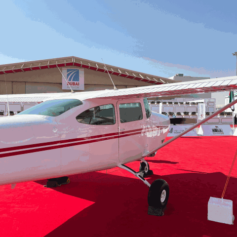 صور: في معرض دبي للطيران 2021 طائرة وحيدة فُرشت لها السجادة الحمراء.. ما قصتها؟