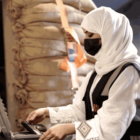 صور: "منى الخريص" أول امرأة سعودية تحمل رخصة لتدريب الأسلحة