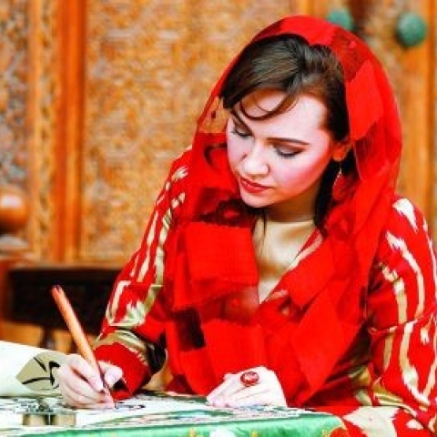 صور: فنانة تشكيلية أوزبكية تخط اللغة العربية في إكسبو 2020 دبي!