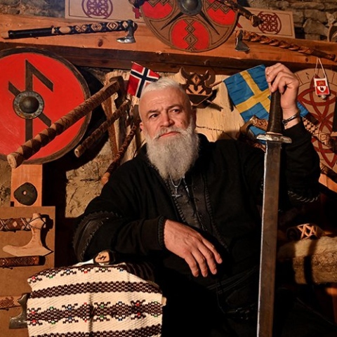 ${rs.image.photo} رجل بوسني يعيش حياة من مسلسل تلفزيوني شهير