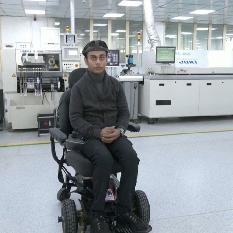 صور: باحث مصري يصمم كرسياً متحركاً يعمل بإشارات المخ!