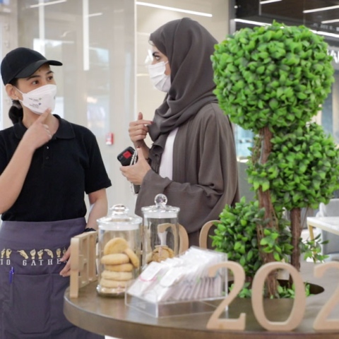 صور: To Gather Café.. مقهى يستخدم لغة الإشارة في دبي