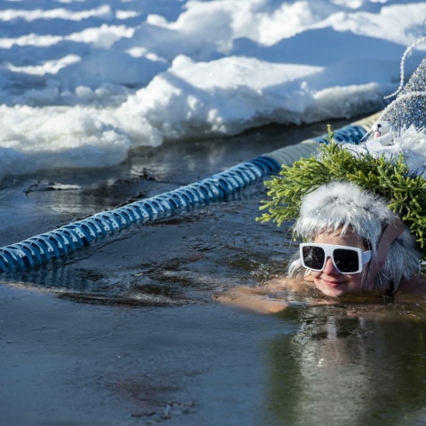 صور: سباق للسباحة في بحيرة جليدية بالولايات المتحدة الأمريكية