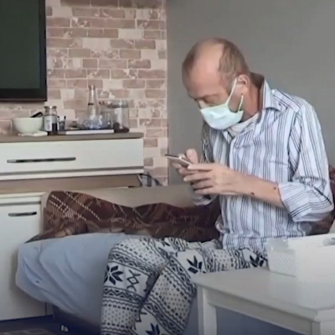 صور: رجل يشفى من فيروس كورونا بعد ١٦ شهراً من الإصابة