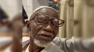 صور: رجل مُسن يبيع بيته لزيارة مكة