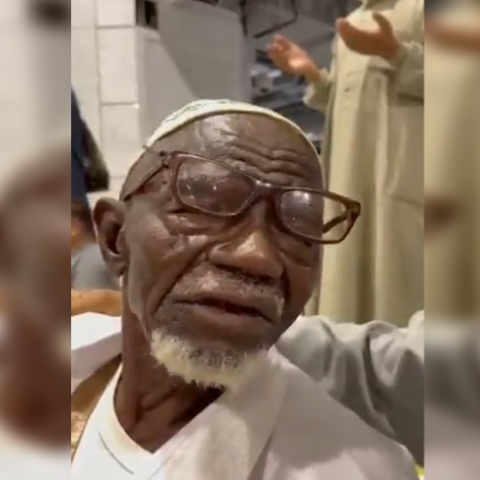 صور: رجل مُسن يبيع بيته لزيارة مكة