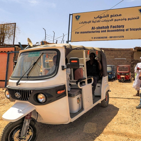 صور: مهندس سوداني يصنع "توك توك" كهربائي يعمل بالطاقة الشمسية