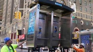 صور: مدينة نيويورك تُزيل آخر أكشاك الهواتف العمومية معلنة نهاية حقبة هام من تاريخ الاتصالات!