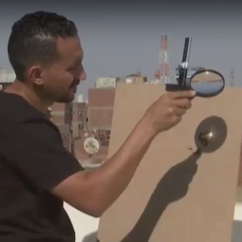 صور: فنان مصري يستعمل أدوات غير تقليدية في أعماله الفنية