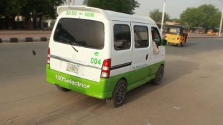 صور: "مصطفى جاجيبو" يبني حافلات كهربائية لحماية البيئة في نيجيريا
