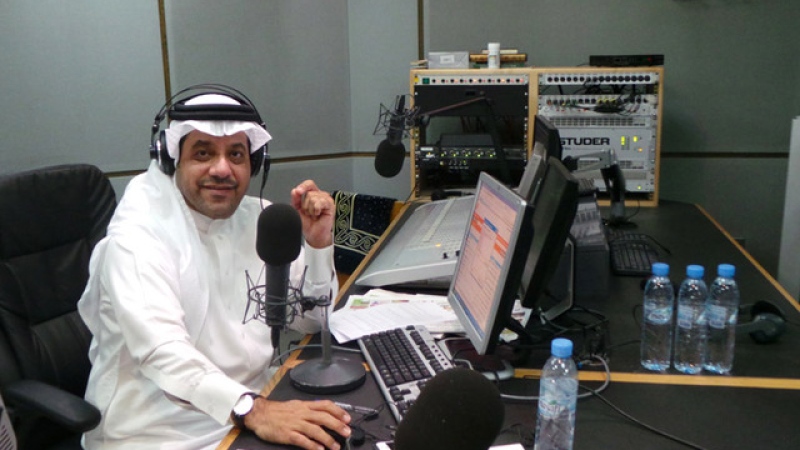 صور: تعرّف على الإعلامي الإماراتي راشد الخرجي ورحلته في الإذاعة