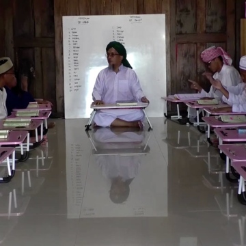 صور: "دار العشوم".. مدرسة إندونيسية تعلّم القرآن الكريم لضعيفي السمع