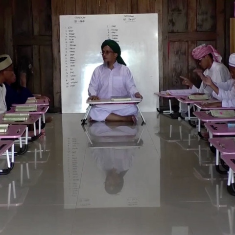 صور: "دار العشوم".. مدرسة إندونيسية تعلّم القرآن الكريم لضعيفي السمع
